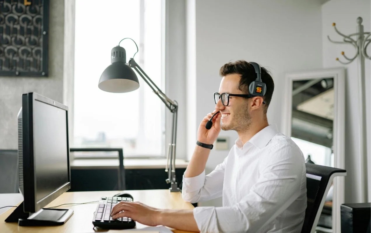 customer service rep talking into an earpiece