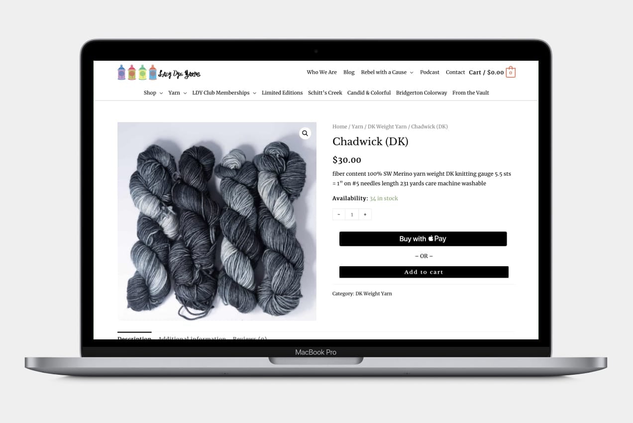 Captura de pantalla que muestra la página de un producto de Lady Dye Yarns en su sitio web de WooCommerce con la opción de pago Apple Pay