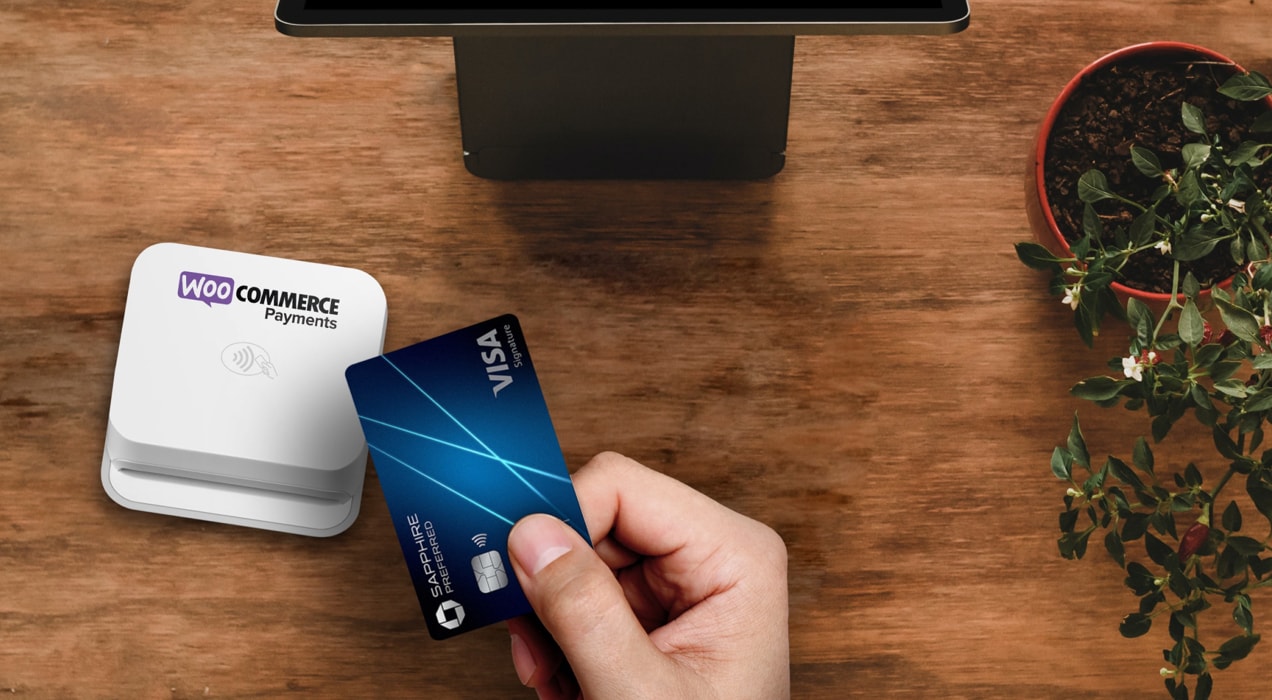 customer tapping a credit card on a card reader connected to a WooCommerce store