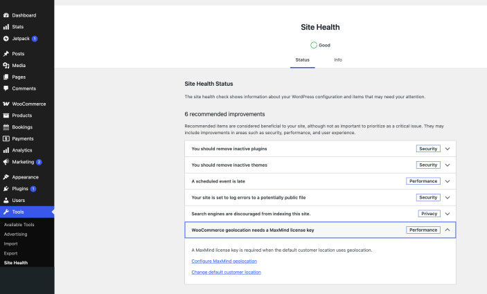 WooCommerce Site Health Status showing an expanded MaxMind geolocation recommendation with a Performance badge and links to relevant settings.